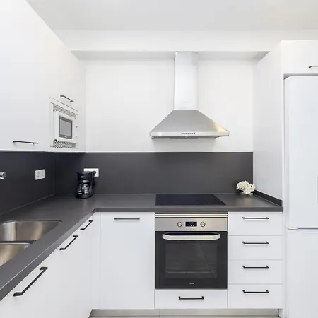 Apartment 3br Workfriendly - Beach & Port Views